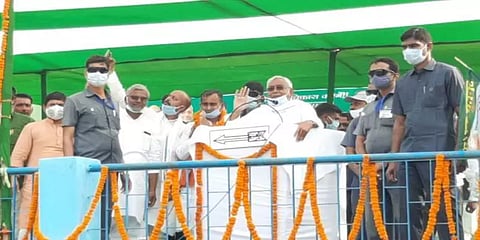 "இன்னும் தூக்கி எறியுங்கள்" பேரணியில் நிதீஷ்குமார் மீது வெங்காயம் வீச்சு: வைரலான வீடியோ!