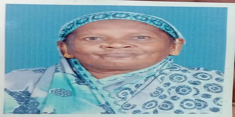 உறவினரின் இறுதிச் சடங்கில் கலந்துகொள்ள வந்த மூதாட்டி மின்சாரம் தாக்கி உயிரிழப்பு