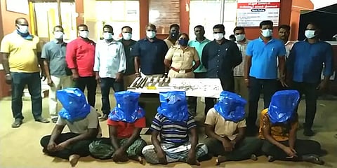 வாகன சோதனையில் சிக்கிய கொள்ளை கும்பல்... 39 சவரன் நகை; 1 1/2 கிலோ வெள்ளி பறிமுதல்