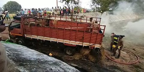 தீப்பற்றி எரிந்த வைக்கோல் லாரி... சாதுர்யமாக குளத்தில் இறக்கிய லாரி ஓட்டுநர்