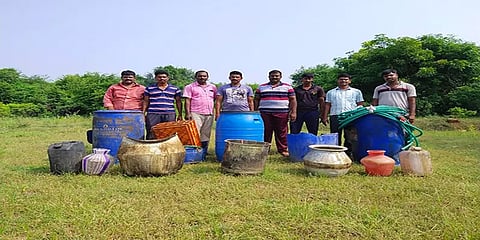 ரோந்து பணியில் சிக்கிய 600 லிட்டர் சாராயம்... ரோட்டில் கொட்டி அழித்த போலீஸ்