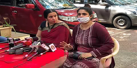 “அர்னாப் கோஸ்வாமி எங்களை எப்படியெல்லாம் மிரட்டினார்” தற்கொலை செய்த வடிவமைப்பாளரின் மகள்