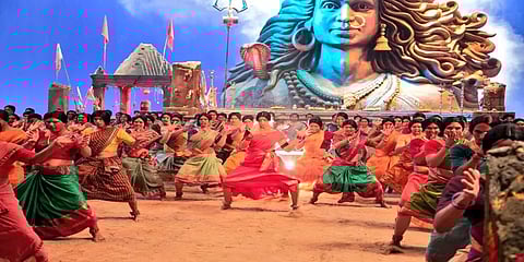 100 திருநங்கைகளுடன் நடனமாடும் அக்ஷய் : அதிரவைக்கும் ’லக்ஷ்மி’ க்ளைமேக்ஸ் பாடல்