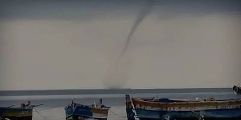 ”கடல்நீரை உறிஞ்சும் வானம்” - மீனவர் எடுத்த வைரல் வீடியோ