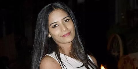 பட்டப்பகலில் நடிகையின் நிர்வாணப் பட சூட்டிங்... கொந்தளித்த மக்கள் : கோவாவில் நடந்தது என்ன?