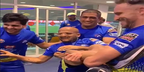 கேக் அபிஷேகத்துடன் குதூகலாக ’பர்த் டே’ கொண்டாட்டம்! தோனி & கோவின் சேட்டை வீடியோ!