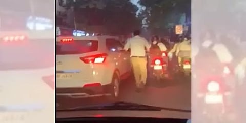 ஆம்புலன்ஸ் செல்ல 2 கிமீ ஓடி போக்குவரத்தை சரிசெய்த காவலர்: வைரல் வீடியோ