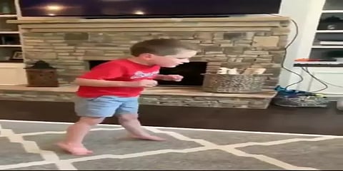 முதன் முதலாக நடக்கும் 5 வயது மாற்றுத்திறனாளி சிறுவன்: இதயம் தொடும் வீடியோ!