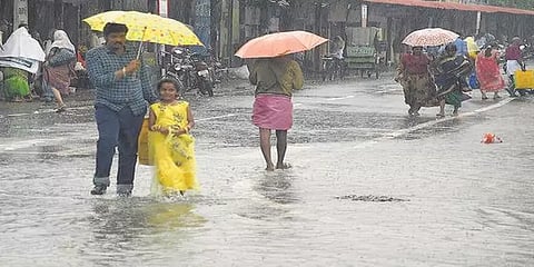 வெளுத்து வாங்கிய மழை... எச்சரிக்கை விடுத்த வானிலை மையம்