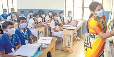 ஆந்திராவில் பள்ளிகள் ரீஓபன்: 3 நாட்களில் 575 மாணவர்கள்; 829 ஆசிரியர்களுக்கு கொரோனா.!