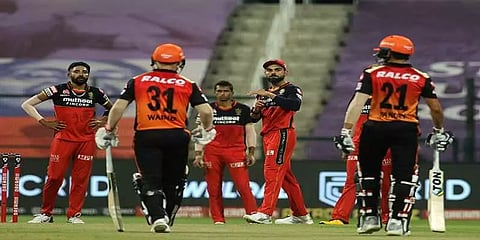 ரிவ்யூவில் வீழ்ந்த வார்னர்!