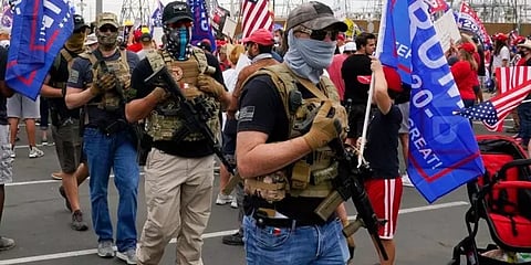 துப்பாக்கிகளுடன் மிரட்டும் ட்ரம்ப் ஆதரவாளர்கள் ? முடிவுகள் தொடர் இழுபறி !