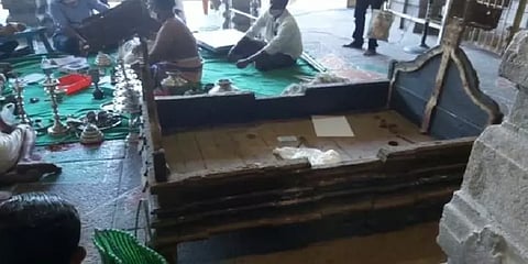 எடை குறைந்து வெறும் பலகை மட்டுமே மிஞ்சிய வெள்ளிப் பல்லக்கு - பக்தர்கள் அதிர்ச்சி!