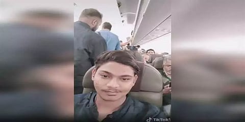 ”சார் என்னோட டிக்கெட் தொலைஞ்சு போச்சு” விமானத்தில் பயணிக்க இளைஞர் செய்த செயல்!