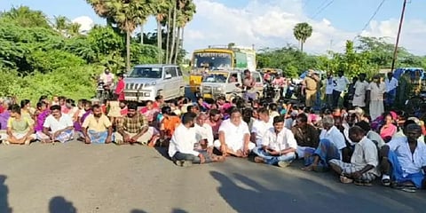 மது குடிப்போர் நடத்திய போராட்டத்தால் பரபரப்பு