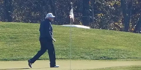 ஜோ பைடன் வெற்றி அறிவிப்பு வெளியான நேரத்தில் கூலாக கோல்ஃப் விளையாடிய ட்ரம்ப்