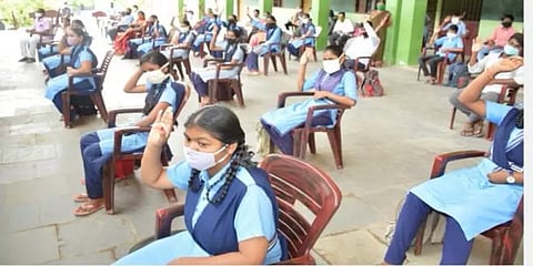 பள்ளிகளை திறக்கலாமா? வேண்டாமா? பெற்றோர், ஆசிரியர்கள் கூறுவது என்ன?