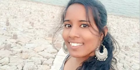 உதவித்தொகை இல்லை, லேப்டாப் இல்லை, விடுதியும் இல்லை - மனமுடைந்த மாணவி தற்கொலை!