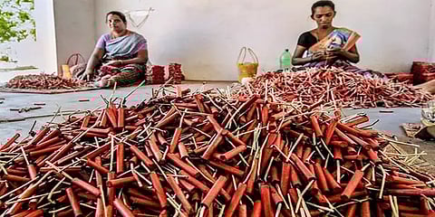 "பரபரப்பு இல்லாம, ஃப்ரீயா இருக்கோம்!" - சிவகாசி பட்டாசு கடைகள்... ஒரு ஸ்பாட் விசிட்
