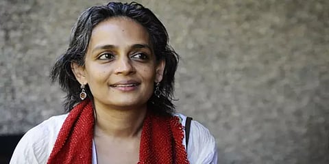 “எனது பணி எழுதுவதே. பாடத்திட்டத்தில் இடம்பெற போராடுவதல்ல” - அருந்ததி ராய்