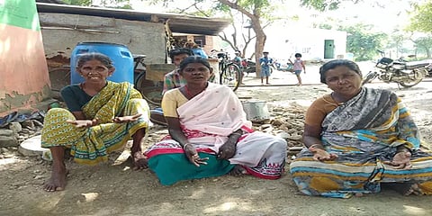 "ரேஷன் அரிசிதான் எங்களைக் காப்பாத்துது!" - சிவகாசி பட்டாசுத் தொழிலாளர்கள் கண்ணீர் கதை