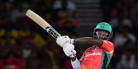 மும்பை இந்தியன்ஸ் ஜாக்கெட் அணிந்தபடி பாகிஸ்தான் சூப்பர் லீகில் இணைந்த வெஸ்ட் இண்டீஸ் வீரர்