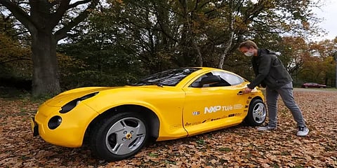 கடல் கழிவுகளிலிருந்து மின்சாரக் கார் உருவாக்கிய நெதர்லாந்து மாணவர்கள்; குவியும் பாராட்டு!