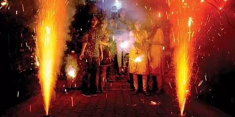 சானிடைசர் பயன்படுத்திவிட்டு பட்டாசுகளை தொடுவதை தவிர்க்கவும் – அரசு மருத்துவர் அறிவுரை