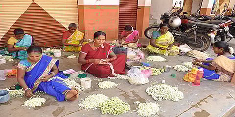 தீபாவளி பண்டிகை: பூக்கள் விலை கடும் உயர்வு!