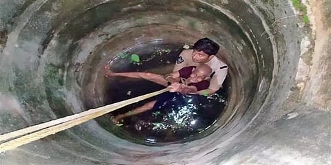 “ஒரு நொடிகூட யோசிக்கல”-கிணற்றில் குதித்து 70 வயது பாட்டியை காப்பாற்றிய போலீஸின் துணிச்சல்