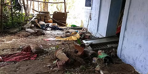 குடியிருப்பை இடித்து சேதப்படுத்திய காட்டுயானைகள்: வனத்துக்குள் விரட்ட பொதுமக்கள் கோரிக்கை