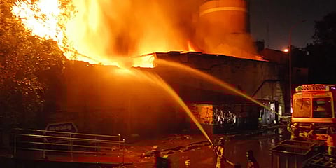 பட்டாசு தீப்பொறியால் அடுத்தடுத்த 6 குடிசை வீடுகள் எரிந்து சேதம்