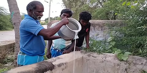 கறந்த பாலை வாங்க மறுத்த கூட்டுறவு சங்கம்: கிணற்றில் ஊற்றி எதிர்ப்பு தெரிவித்த கிராம மக்கள்