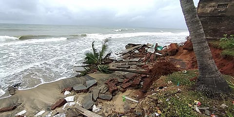 கடல் சீற்றத்தால் சேதமடைந்த வீடுகள்: புதிய குடியிருப்புகள் வழங்க கோரிக்கை