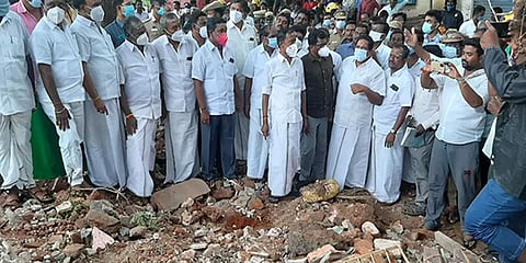 கேஸ் சிலிண்டர் வெடித்து 3பேர் உயிரிழப்பு: அமைச்சர் சேவூர் ராமச்சந்திரன் நேரில் ஆறுதல்