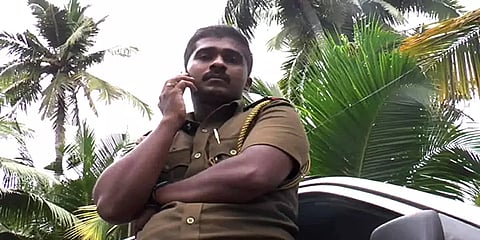 காக்கி உடை அணிந்துகொண்டு போலீஸ் எனக்கூறி வசூல் வேட்டை: மடக்கிப் பிடித்த பொதுமக்கள்.!