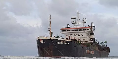 கஜா புயலால் காட்சிப் பொருளாக மாறிய கப்பல்: அப்புறப்படுத்த அரசுக்கு கோரிக்கை