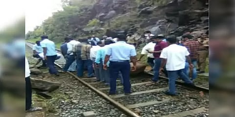 ரயில் பாதையில் பாறாங்கற்கள்: வைகை எக்ஸ்பிரஸ் 1 மணிநேரம் தாமதம்