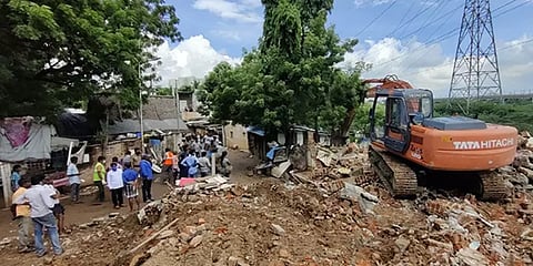 கூவத்தை ஆக்கிரமித்து இருந்த 221 வீடுகள் அகற்றம் - பொதுப்பணி அதிகாரிகள் திடீர் நடவடிக்கை