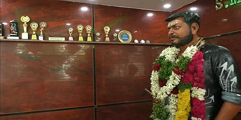 உயிரிழந்த மகனுக்கு 6 அடியில் கம்பீரமான மெழுகுசிலை - நெகிழவைத்த தந்தை!