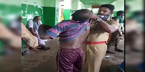 அரைகுறை ஆடையுடன் திரிந்த மனநலம் பாதித்தவருக்கு புத்தாடை அணிவித்த காவலர்கள்