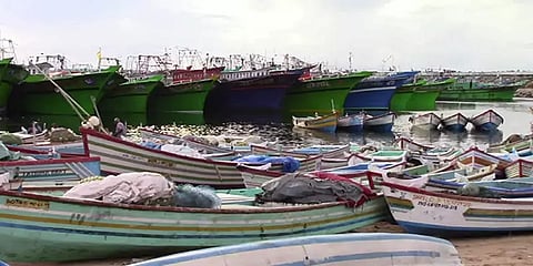 கன்னியாகுமரி: சூறைக் காற்றுடன் மழை; கடலுக்குச் செல்லாத மீனவர்கள்..!