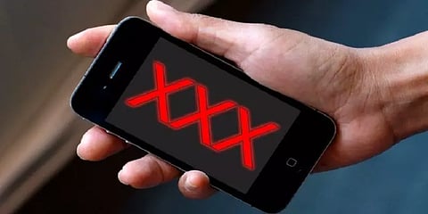 பள்ளி மாணவிகளுக்கு செல்போனில் ஆபாசப்படம் - சிக்கிய வேன் உதவியாளர்