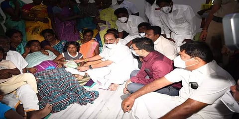 லடாக்கில் பணியாற்றிய தமிழக ராணுவ வீரர் பலி- குடும்பத்தினருக்கு கடம்பூர் ராஜூ நேரில் ஆறுதல்