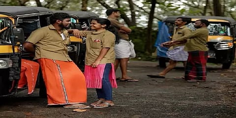 ஆட்டோ டிரைவர்கள் போல மணமகன்–மணமகள் : அட்டகாச வெட்டிங் போட்டோசூட்!