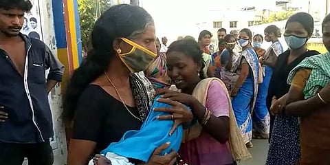 இறந்துபோன 6 மாத குழந்தை - ஆம்புலன்ஸில் கொண்டுசெல்ல வழியில்லாமல் பரிதவித்த தாய்