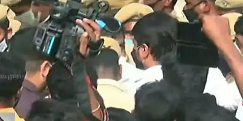 உதயநிதியை காத்து நின்ற தொண்டர்கள்: விடாமல் கைது செய்து இழுத்துச் சென்ற போலீசார்