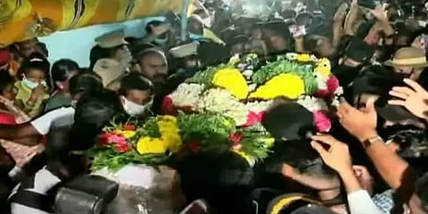 21 குண்டுகள் முழங்க ராணுவ மரியாதையுடன் வீரர் உடல் அடக்கம்