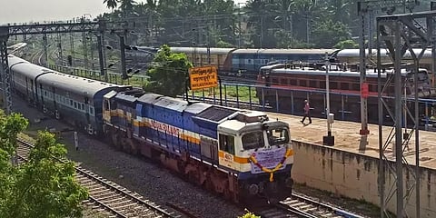 520கி.மீ தொலைவில் நிவர் புயல் : மயிலாடுதுறை - தஞ்சாவூர் பயணிகள் ரயில்கள் ரத்து