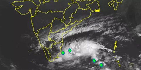 நிவர் புயல் : தஞ்சை உள்ளிட்ட 7 மாவட்டங்களில் பேருந்து போக்குவரத்து நிறுத்தம்